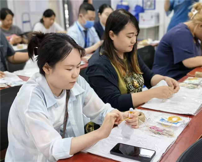 巧手染“蓝韵”,方寸绘初心  ——大屯街道总工会古法扎染活动