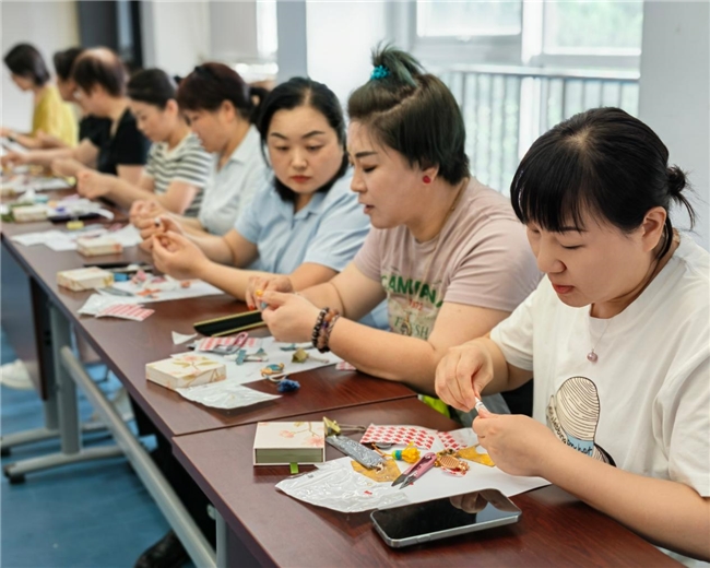 锦色映七夕 巧手纳百福  ——记大屯街道总工会宋锦福袋手作活动